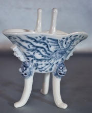 Par de Vasos Trpode Chinos de porcelana blanca y azul. Con estuche. Alto: 15,5 cm.