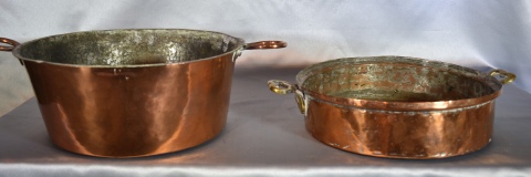 Dos ollas de cobre distintas. Dimetro: 31 cm.