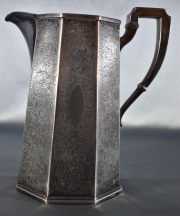 GRAN JARRA PARA AGUA, de metal plateado norteamericano, de seccin octogonal. Derby Silver Plate. Alto: 25 cm