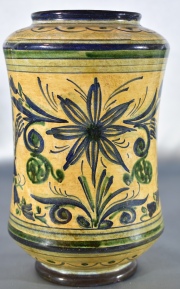 ALBARELLO, realizado por Biagioli Gubbio. De cermica con decoracin floral. Pequea cachadura en la base. Alto: 19,5 cm