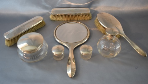 Ocho piezas de toilette plata inglesa con monograma, 3 cepillos, polvera, espejo, frasco perfume, 2 potes.