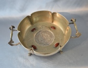 DOS CENTROS DISTINTOS, uno de metal lobulado con medalln interior. El restante de bronce. Dimetro: 26 cm. y 22 cm.