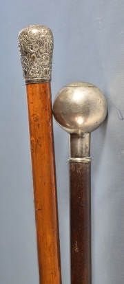 Dos bastones distintos de madera y caa, pomo plata. Largo: 87 y 90 cm.