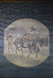 JOVEN CON CABALLO DE CARGA, pintura china sobre seda, firmado a la derecha. Mide: 41 x 38 cm.