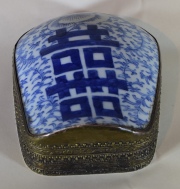 Caja china de porcelana esmaltada azul y metal cincelado. Frente 14 cm.