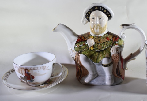 Enrique VIII y taza de cermica inglesa. Alto tetera 17.8 cm. 2 Piezas