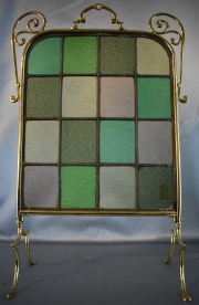 PARAVANT DE BRONCE CON VITREAUX, de vidrio en diferentes tonalidades, uno rajado. Alto: 69 cm.