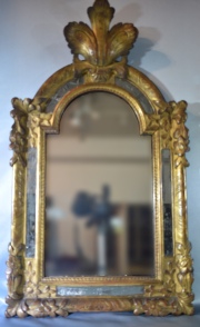 Espejo de pared francs. Alto: 78 cm. Ancho: 46 cm. Peq. fisura.