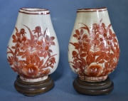 Dos pequeos vasos Kutani, decoracin floral. Alto: 8,7 cm. Bases madera.