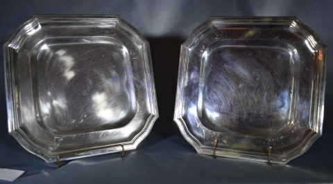 Dos platos octogonales, corona 950 miden 24 x 24 cm. peso: 1,460 Kg