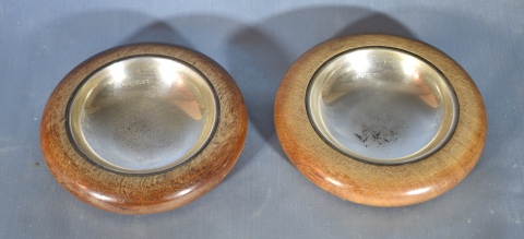 Dos ceniceros madera, ingleses. recipientes de plata inglesa. Dimetro: 21,5 cm.