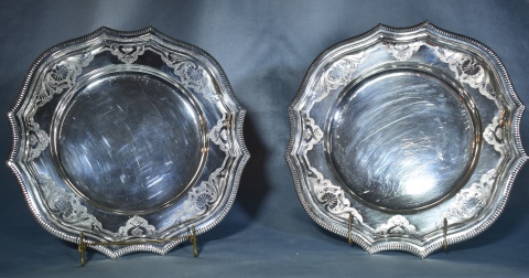 Diez platos estilo Luis XIV, de plata de la casa Ricciardi, borde ondulado y cincelado. Dimetro: 24 cm. Peso: 5,030 kg.