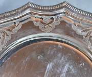 Diez platos estilo Luis XIV, de plata de la casa Ricciardi, borde ondulado y cincelado. Dimetro: 24 cm. Peso: 5,030 kg.