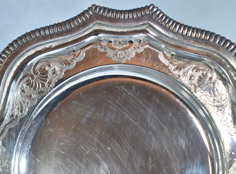 Seis platos para pan estilo Luis XIV, borde ondulado. Plata Ttulo 925. Dimetro: 17,4 cm. Peso: 1,695 kg