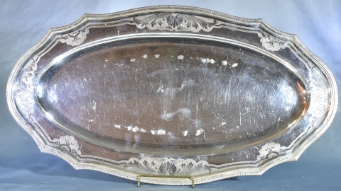 Dos fuentes para pescado estilo Luis XIV, cinceladas. Largo: 65,4 y 64,4 cm. Peso: 4,115 kg.