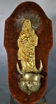 Pila con figura de la Virgen y el Nio, averas. 18 cm.