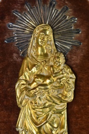 Pila con figura de la Virgen y el Nio, averas. 18 cm.