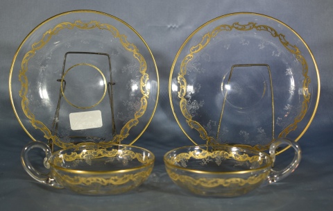 Ocho tazas y 10 platos cristal con decoracin en dorado. Total: 18 piezas. Francia, principios S. XX.