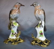 Dos aves de porcelana alemana sobre bases de bronce, averas. Alto: 29.3 cm.