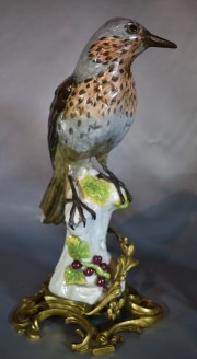 Dos aves de porcelana alemana sobre bases de bronce, averas. Alto: 29.3 cm.
