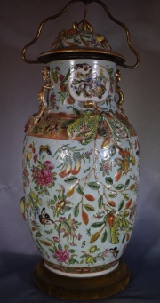 Potiche chino, porcelana oriental Famille Vert, pequea cascaduras. Alto potiche: 44 cm. Alto total: 75 cm.