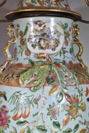 Potiche chino, porcelana oriental Famille Vert, pequea cascaduras. Alto potiche: 44 cm. Alto total: 75 cm.