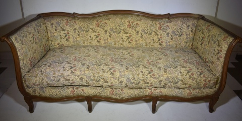 Sof estilo Luis XV, tres cuerpos, tapizado floreado. Frente: 1, 94 cm. Prof.: 78 cm.