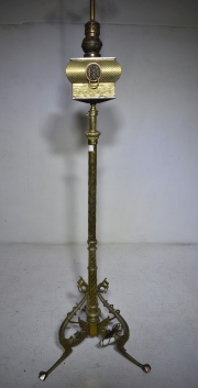 Lmpara de pie bronce con quinque con pantalla. Alto: 176 cm.