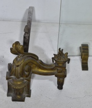 SEIS PIEZAS PARA CHIMENEA, dos chenets de bronce dorado en forma de hojas y llama de fuego; cuatro implementos de bronce