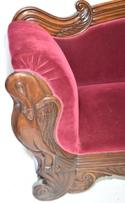 Sofa de caoba, tapizado bord decorac de cisnes en apoya brazos Frente 239 cm.