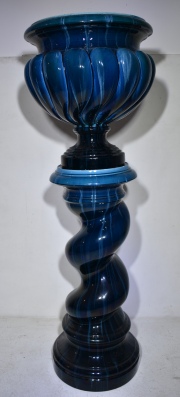 Cache Pot con pedestal de cermica azul J.Massier Alto total 165 cm.