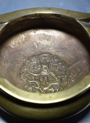 Centro incensario en bronce chino con 2 asas, pequeo. Frente 12 cm.