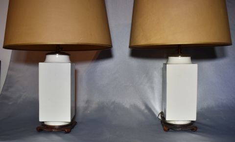 Dos lmparas de formato cuadrangular, bases de madera. Alto vasos: 29 cm. Alto total: 56 cm.