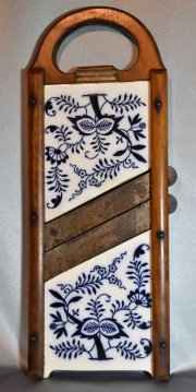 Antiguo CORTDOR DE QUESO Alemn de porcelana modelo de la cebolla y madera. Alto 36 cm.