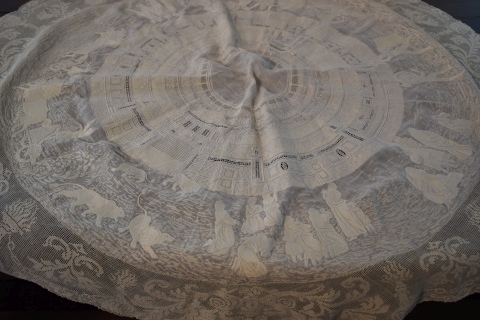 Carpeta bordada 'Coliseo', Teatro Romano. circular blanca. Dim. 101 cm.