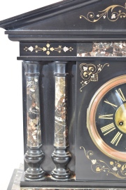 Reloj de chimenea de mrmol. Alto: 44 cm. Frente: 51 cm. Francia, fines siglo XIX.