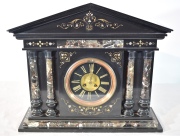 Reloj de chimenea de mrmol. Alto: 44 cm. Frente: 51 cm. Francia, fines siglo XIX.
