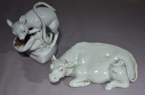 Dos Piezas. Buey y Ardilla, figuras porcelana blanc de chine, con cascaduras y averas.