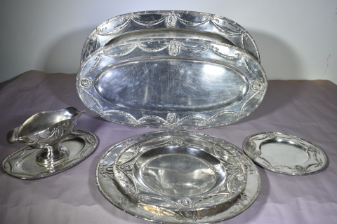 Conjunto de fuentes plata europea: 2 circulares grandes, 3 ovales, 5 platos (3 averas). Restauros. Peso: 7,450 kg.