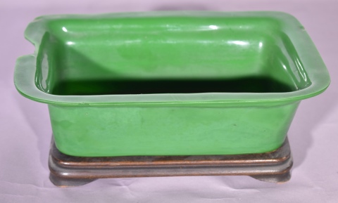 CENTRO CHINO, de vidrio de pekin verde, de forma honda y rectangular. Averas en en borde. Alto: 6 cm. Frente: 20 cm.
