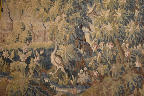 PAISAJE ARBOLADO CON AVES, tapicera francesa de lana. Mide: 188 x 227 cm.
