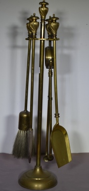 SOPORTE Y UTENSILIOS PARA CHIMENEA, de bronce dorado. Lleva cepillo, atizador, pinza y pala. Alto: 64 cm.