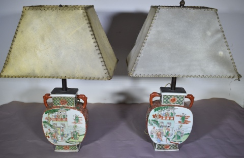 Dos lmparas chinas de porcelana. Alto: 22,5 cm.