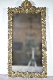 Espejo marco dorado rococ. Mide: 90 x 46 cm.