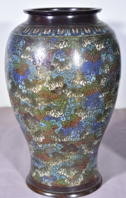 Par de vasos de bronce cloisson, esmalte polcromos. Alto: 39.5 cm.
