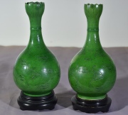 Par de vasos chinos, globulares de esmalte verde. roturas y perforacin para transf. en lmparas. Alto: 23 cm.