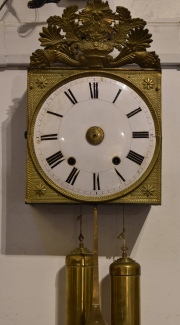 Reloj Francs de pared con pendulo y pesas. alto 41 cm. Faltantes, desperfectos.