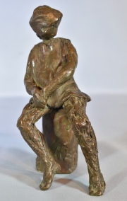 Nia sentada, escultura de bronce patinado. Alto: 16 cm.