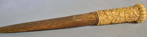 Cortapapel, hoja de madera. Cabo tallado con escudo herldico. Largo mango: 10 cm. Largo total: 30 cm.