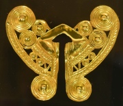 Nariguera, pieza de oro colombiana contenida en acrlico.